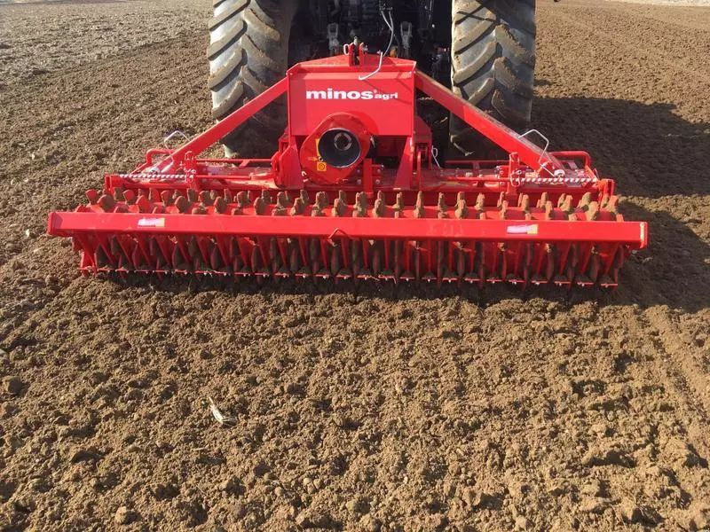 E-FARM: minos agri kreiselegge t-dram 3001 mit packerwalze - Herse rotative - id LWEJ1NB - 13 310 € - Année: 2024 - Allemagne