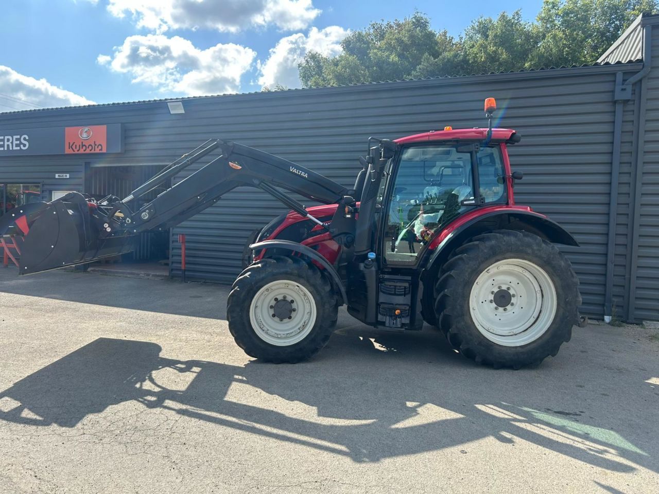 E-FARM: Valtra N114e - Tracteur - id J5EPPFU - Année: 2020 - Lecture du nombre d'heure: 3 250,Puissance du moteur (chevaux): 120,France