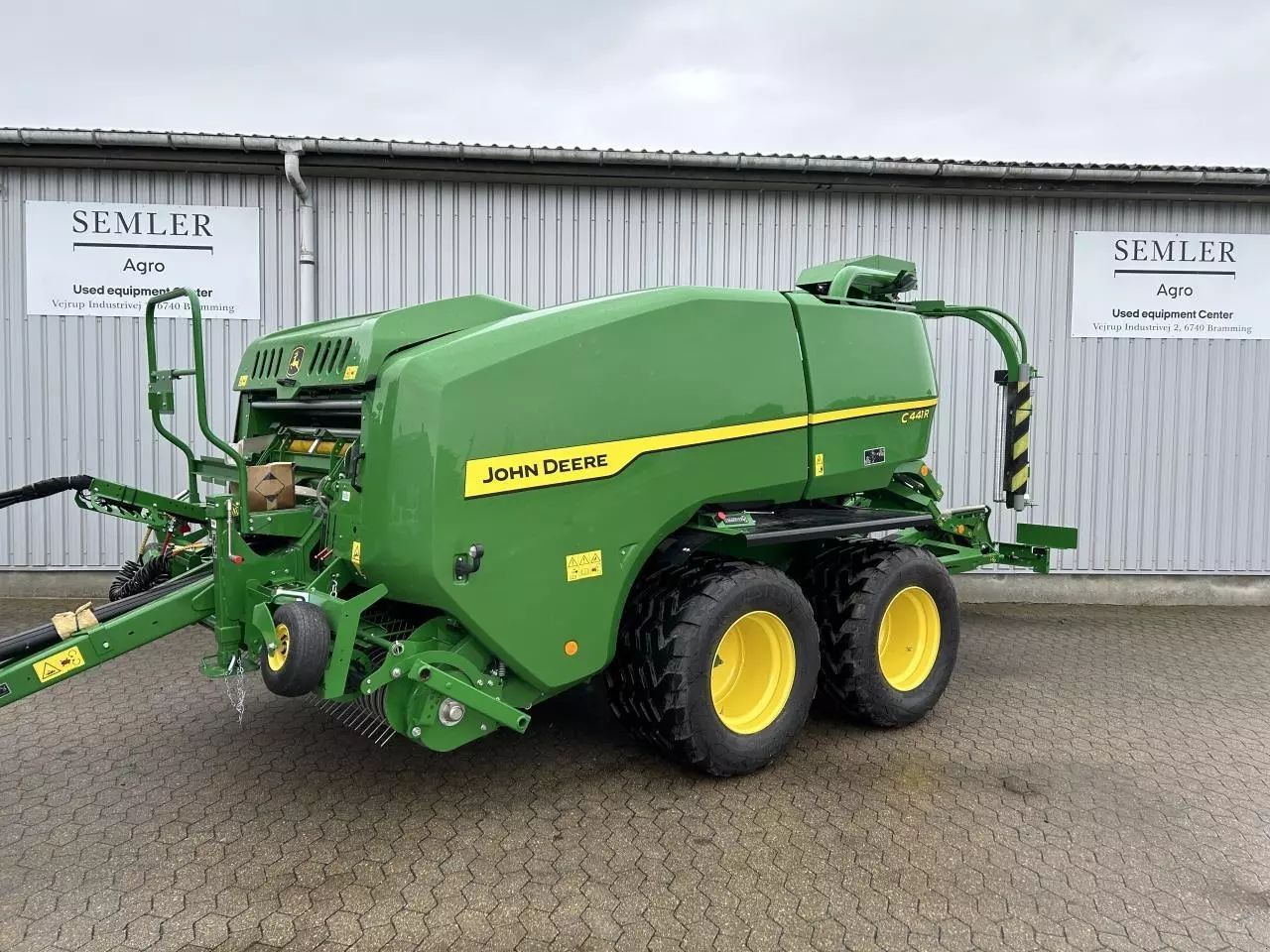 E-FARM: John Deere C441R - Presse à balles - id NF7CZYJ - Année: 2023 - Danemark