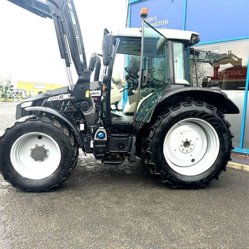 E-FARM: Massey Ferguson 5713M - Tracteur - id 8UVUVLW - 53 870 € - Année: 2020 - Lecture du nombre d'heure: 3 759,Royaume-Uni