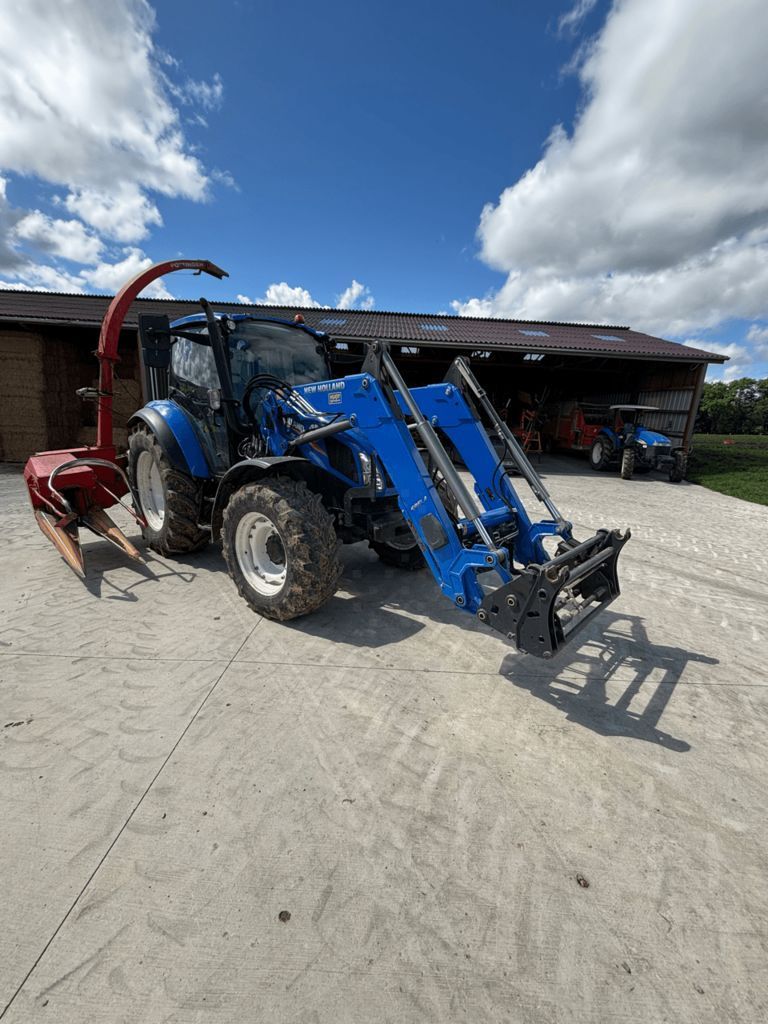 E-FARM: New Holland T5.85 - Tractor - id 55QVVUS - €43,000 - Year of construction: 2018 - Engine hours: 3,200,Engine power (HP): 86,France