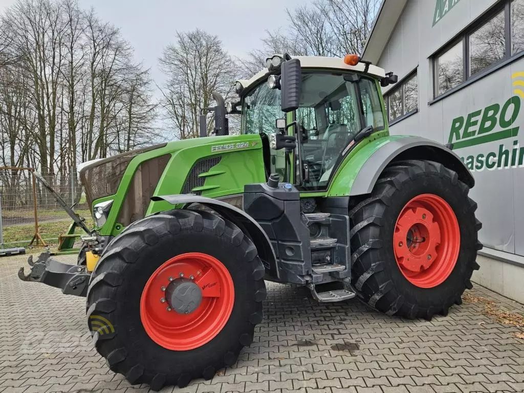 E-FARM: Fendt 824 Vario - Tractor - id CRLFQBN - €111,000 - Year of construction: 2017 - Engine hours: 5,975,Engine power (HP): 240,Germany