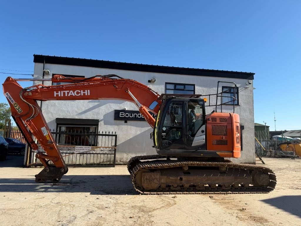Hitachi zx 225 us lc-6 Koparka gąsienicowa 57 319 €
