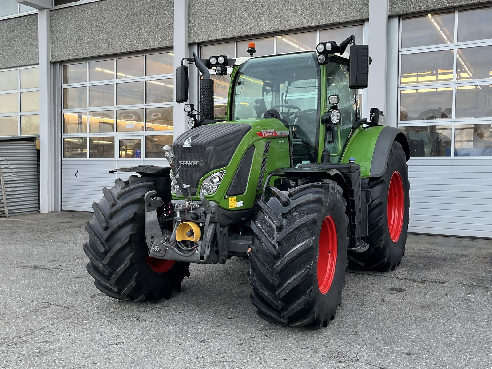 E-FARM: Fendt 724 Vario Profi - Traktor - id ELTWDID - 191.667 € - Baujahr: 2023 - Abgelesene Motorstunden: 500,Motorleistung (PS): 237,Österreich