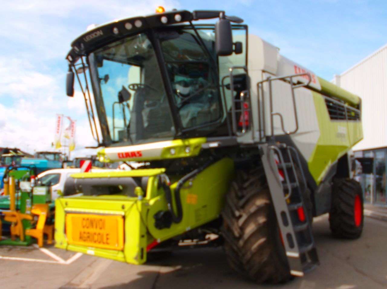 E-FARM: Claas Lexion 5300 - Moissoneuse-batteuse - id 4L8XDNG - 267 900 € - Année: 2022 - Lecture du nombre d'heure: 330,Puissance du moteur (chevaux): 313,France