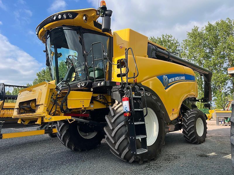 E-FARM: New Holland cx7.80 - Moissoneuse-batteuse - id S2BQYJE - 232 455 € - Année: 2022 - Lecture du nombre d'heure: 656,Royaume-Uni
