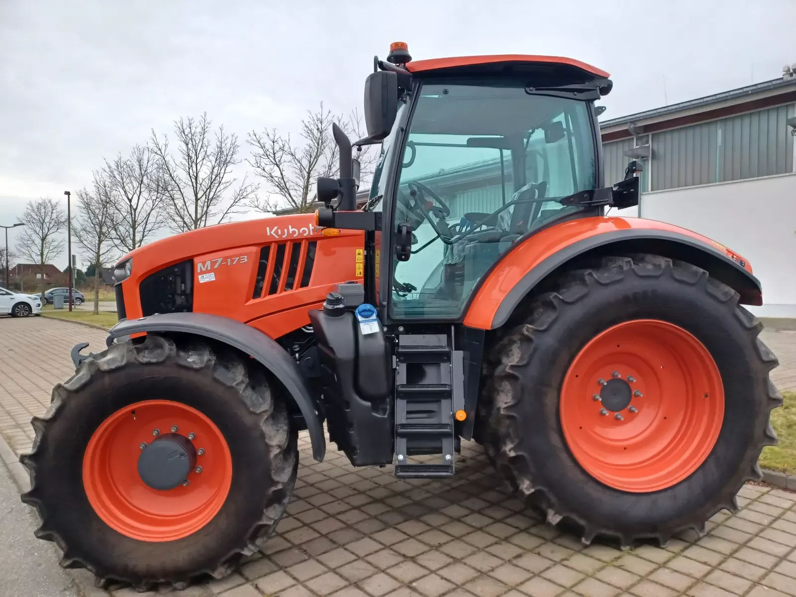 E-FARM: Kubota m 7-173 - Traktor - id IME9WCM - 85.000 € - Baujahr: 2023 - Abgelesene Motorstunden: 170,Motorleistung (PS): 175,Deutschland