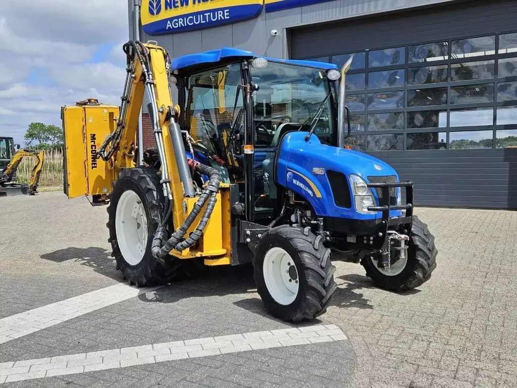 E-FARM: New Holland boomer 3050 met bos maaiarm - Traktor - id BYZGFBV - Baujahr: 2003 - Niederlande