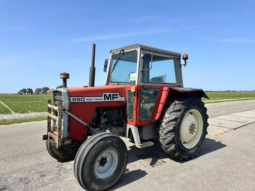 Massey Ferguson 590 Traktor