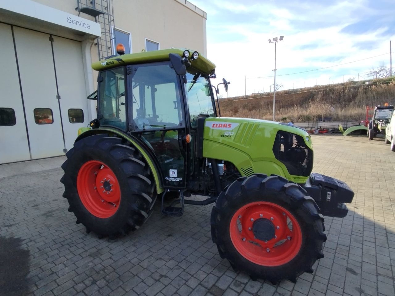 E-FARM: Claas Elios 210 - Traktor - id ZFMQZMW - 38.000 € - Baujahr: 2023 - Abgelesene Motorstunden: 302,Motorleistung (PS): 80,Italien