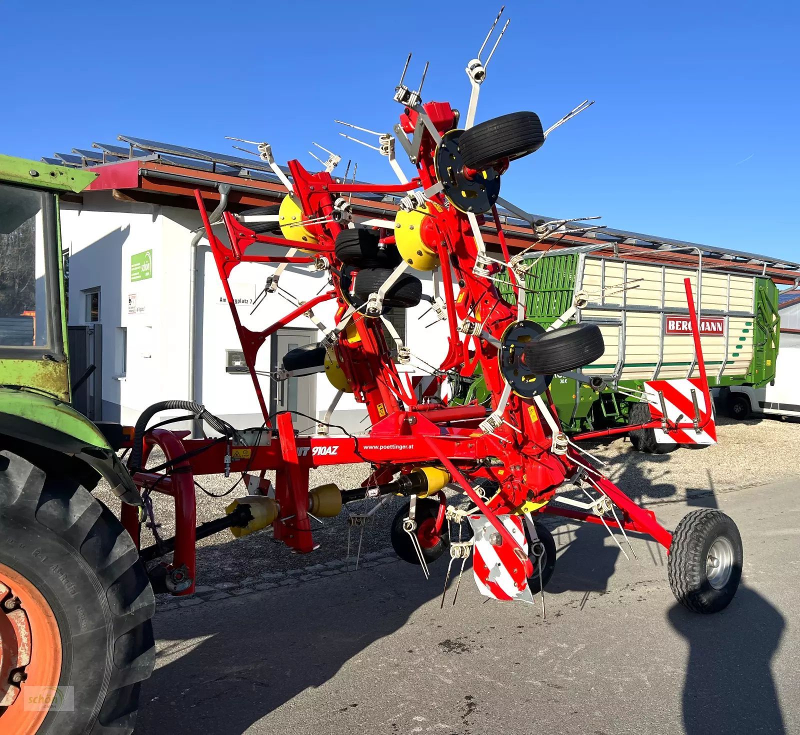 E-FARM: pöttinger hit 910 az - ein 8-er kreiselheuer mit hydraulisch-klappbarem transportfahrgestell - Kreiselheuer - id ZDIUFVH - 9.412 € - Baujahr: 2010 - Deutschland