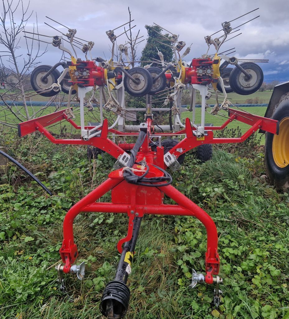 E-FARM: Pöttinger Hit 8.9 T - Faneuse - id MHXM3FU - 14 000 € - Année: 2017 - France