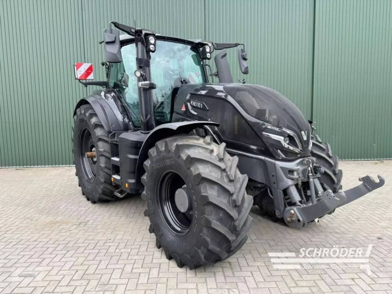 Valtra Q305 Traktor 154 885 EUR