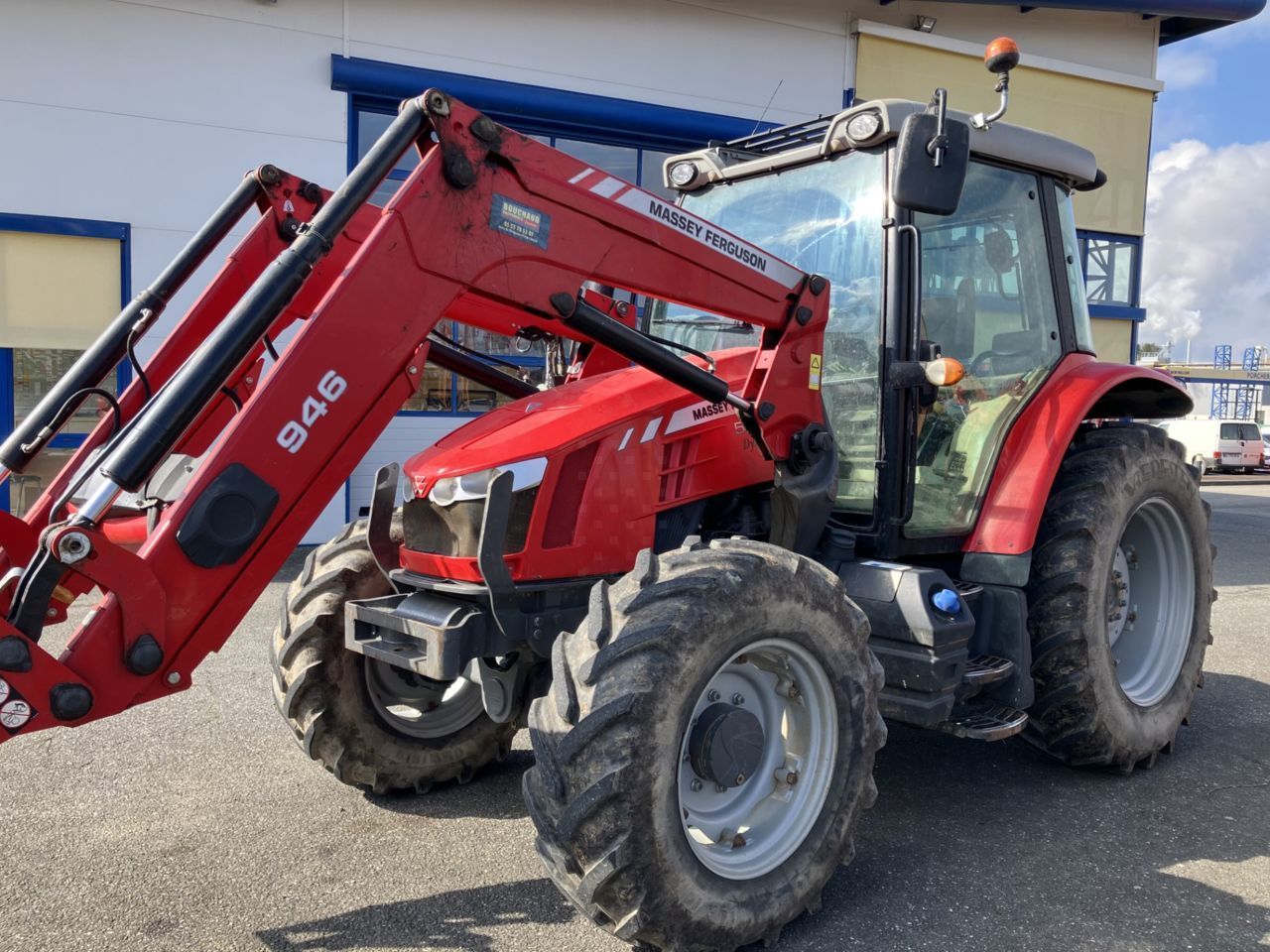 E-FARM: Massey Ferguson 5611 - Tracteur - id K8PHSD7 - 52 000 € - Année: 2015 - Lecture du nombre d'heure: 4 180,Puissance du moteur (chevaux): 110,France