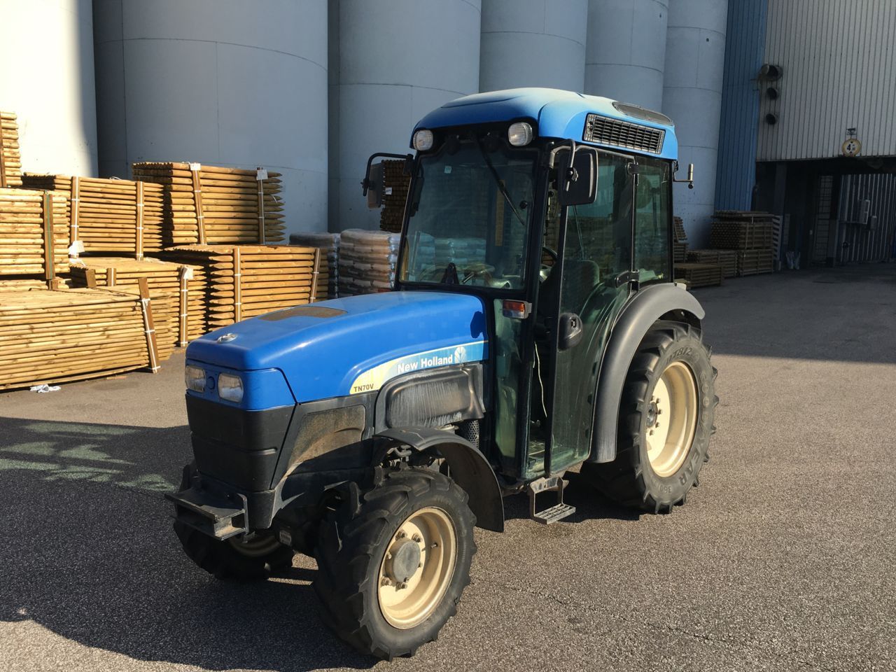 E-FARM: New Holland TN70 - Traktor - id TGSWBRD - 17.000 € - Baujahr: 2005 - Abgelesene Motorstunden: 4.470,Motorleistung (PS): 72,Italien