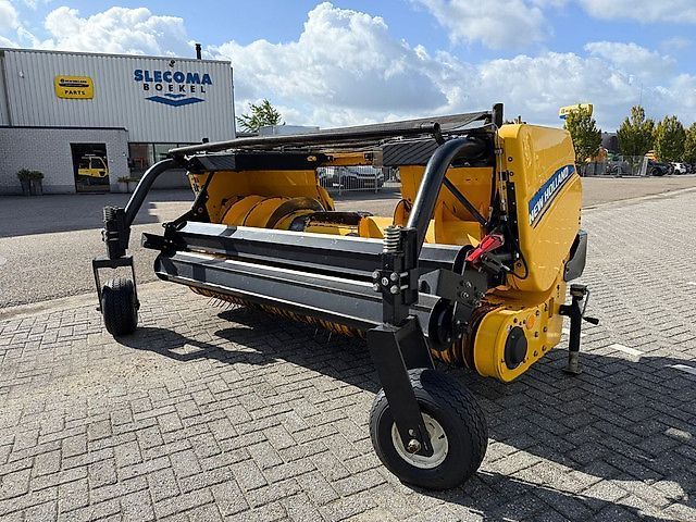 New Holland 300fpe gras pickup Header €10,500
