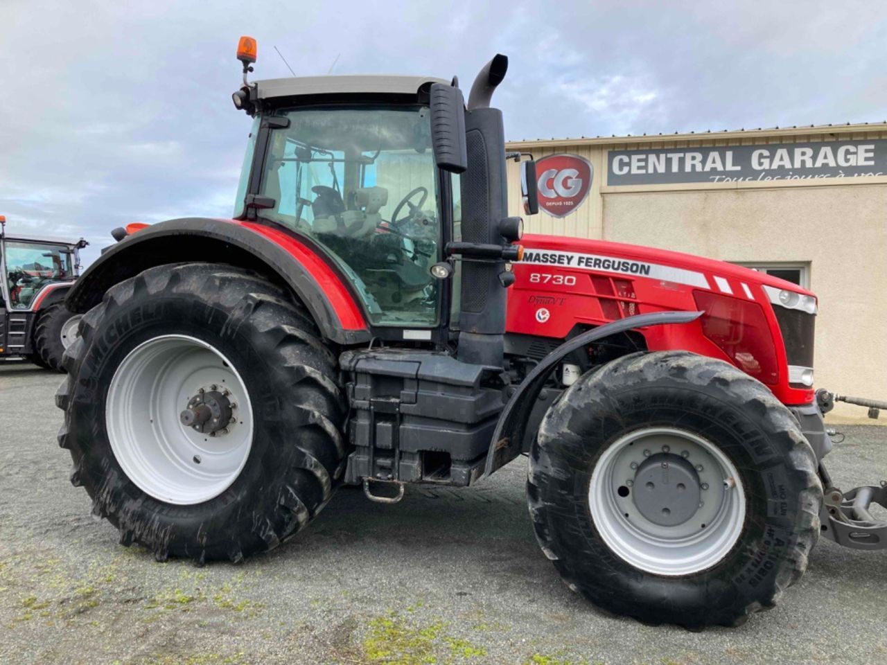E-FARM: Massey Ferguson 8730 - Traktor - id JECKYD4 - Baujahr: 2017 - Abgelesene Motorstunden: 5.700,Motorleistung (PS): 300,Frankreich