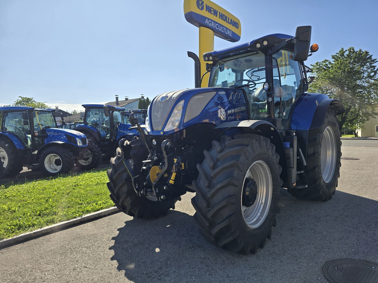 E-FARM: New Holland T7.225 - Tracteur - id MU5ZZMB - 137 500 € - Année: 2025 - Lecture du nombre d'heure: 2,Puissance du moteur (chevaux): 200,Autriche