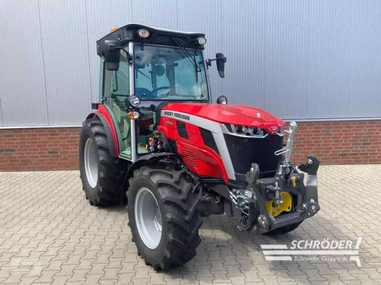 E-FARM: Massey Ferguson 3fr.85 cab efficient - Traktor - id DPQ2C9Y - 69 900 € - Rok produkcji: 2023 - Motogodziny: 34,Moc silnika: 86,Niemcy