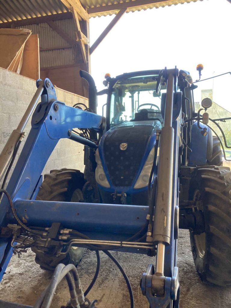 E-FARM: New Holland T5.110 - Tractor - id CDJ1TBD - €39,000 - Year of construction: 2017 - Engine hours: 5,700,Engine power (HP): 115,France