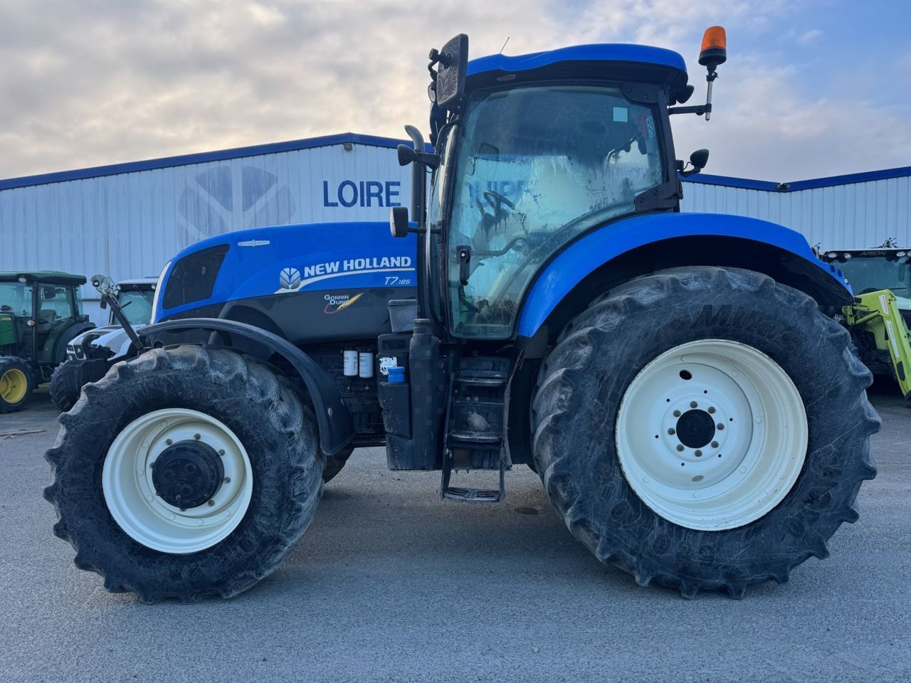 E-FARM: New Holland T7.185 - Tractor - id JFCRXVA - €45,000 - Year of construction: 2013 - Engine hours: 7,650,Engine power (HP): 185,France