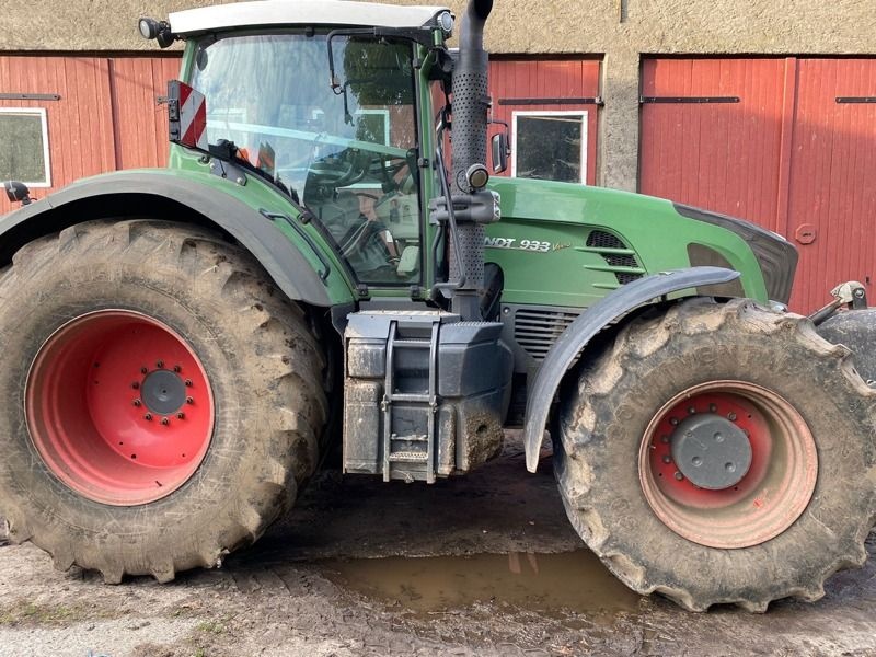 Fendt 933 Vario tractor €85,000