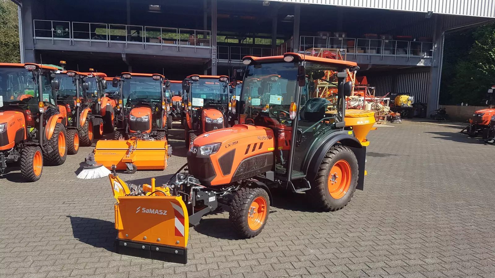 E-FARM: Kubota lx351 cab winterdienstpaket - Tractor - id SWQIFJB - €43,950 - Year of construction: 2025 - Engine hours: 1,Engine power (HP): 35,Germany