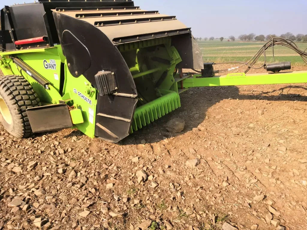 E-FARM: sonstige schulte 2500 giant steinsammler - Concasseur de pierres - id NLZPRXW - 24 000 € - Année: 2019 - Tchécoslovaquie
