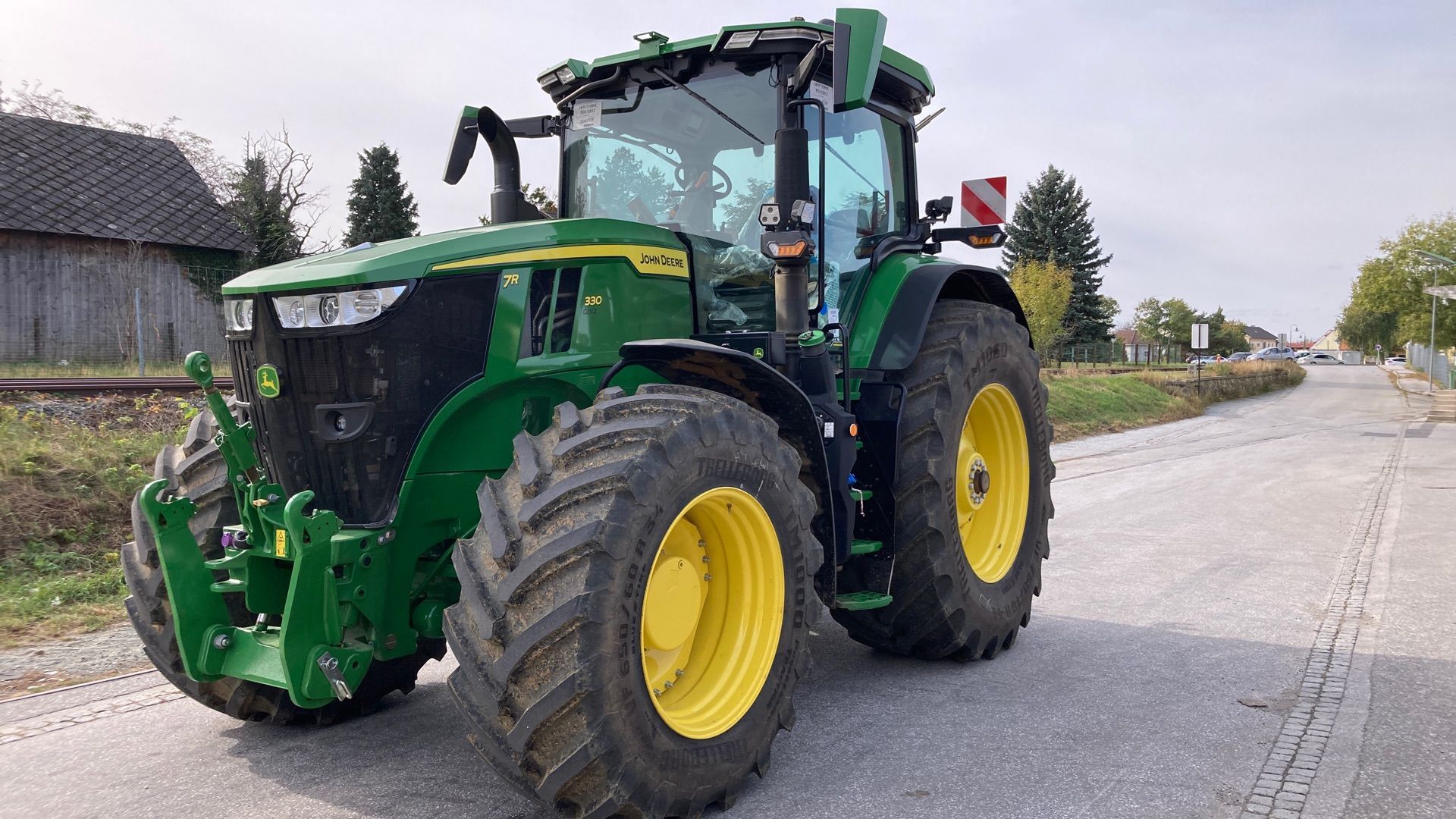 E-FARM: John Deere 7R 330 - Traktor - id YBG8PJQ - 286.900 € - Produktionsår: 2023 - Motortimer: 375,Motoreffekt (HP): 330,Østrig