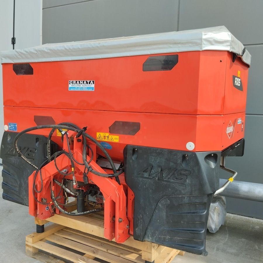 Kuhn axis 40.2 h emc + w varispeed Fertiliser spreader €16,000