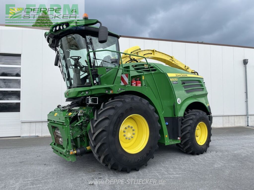 E-FARM: John Deere 8500 - Self propelled forage harvester - id VEQBIZT - €229,000 - Year of construction: 2021 - Engine hours: 1,680,Engine power (HP): 585,Germany
