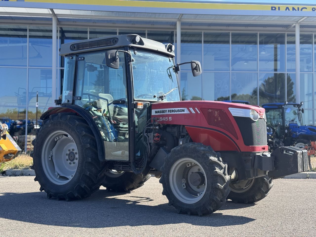E-FARM: Massey Ferguson 3645 - Tracteur - id AHTQGG6 - 24 000 € - Année: 2011 - Lecture du nombre d'heure: 2 550,Puissance du moteur (chevaux): 90,France