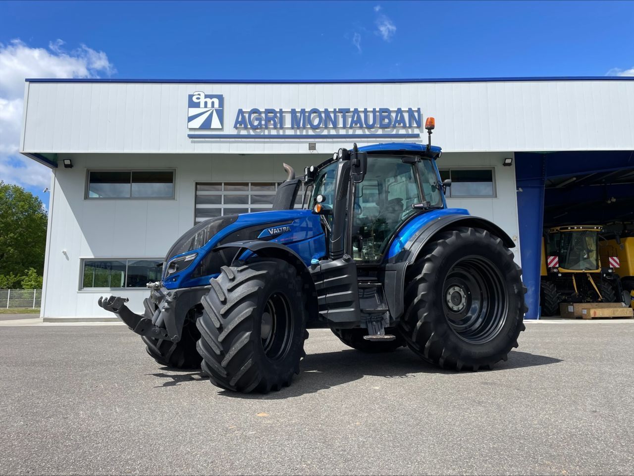 E-FARM: Valtra T214 Direct - Traktor - id HS12SEI - 110.000 € - Baujahr: 2019 - Abgelesene Motorstunden: 1.950,Motorleistung (PS): 214,Frankreich