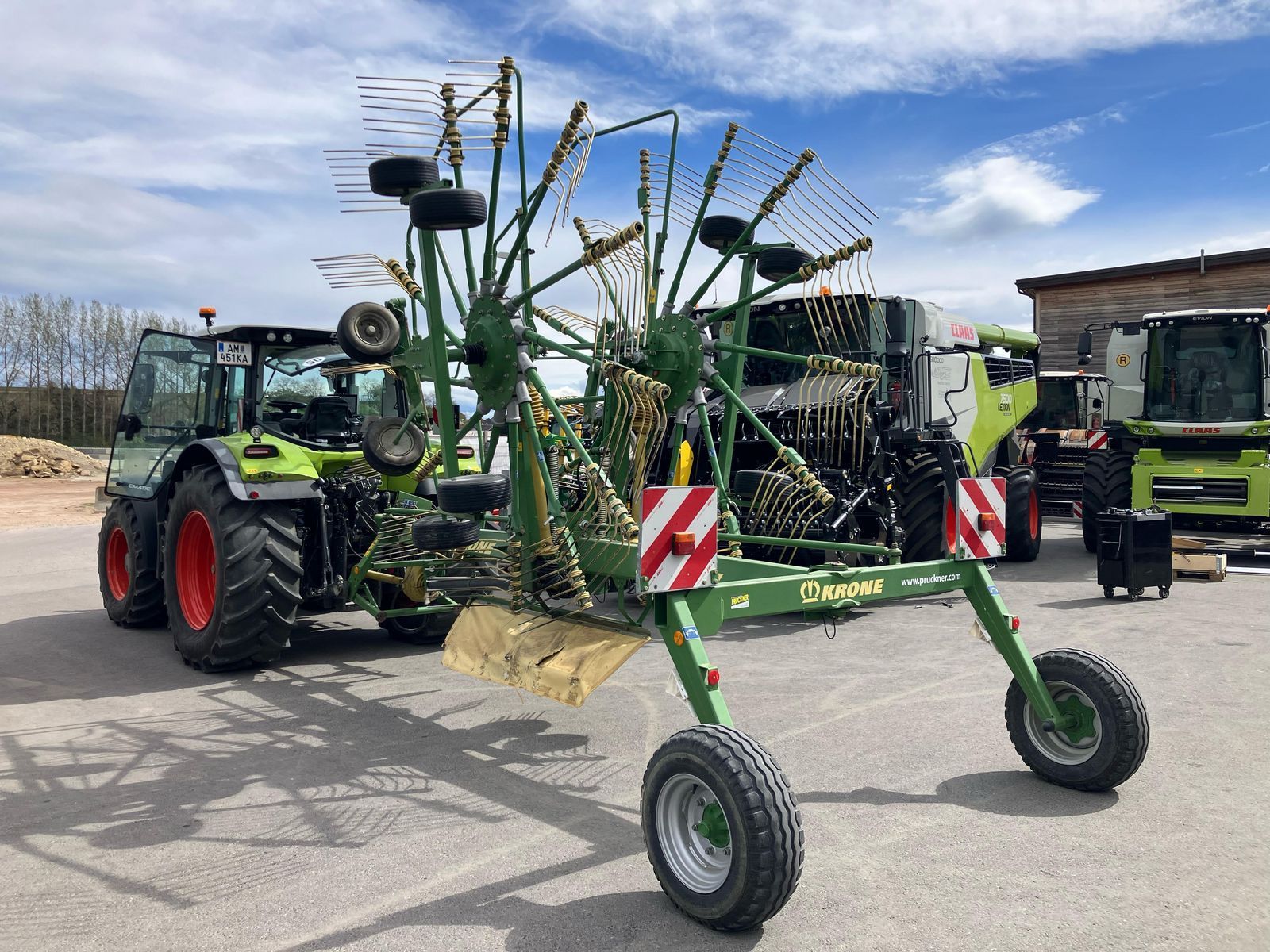 E-FARM: Krone Swadro 800/26 - Karuzelowy przetrząsacz do siana - id A5JS8Z5 - 13 717 € - Rok produkcji: 2014 - Austria