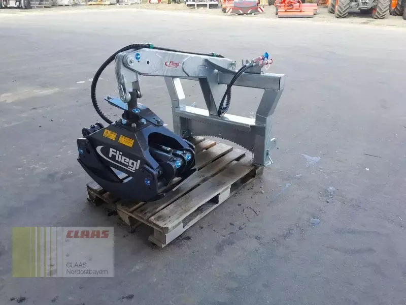 E-FARM: Fliegl hydr. rückezange combi rz 185 - Anbaugerät - id XYR2QBD - 2.199 € - Baujahr: 2024 - Deutschland