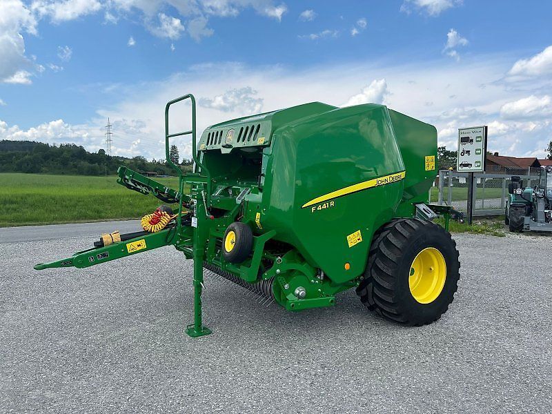 E-FARM: John Deere F441R - Балопреса - id M3V87DI - 52 101 € - Година на построяване: 2022 - Германия
