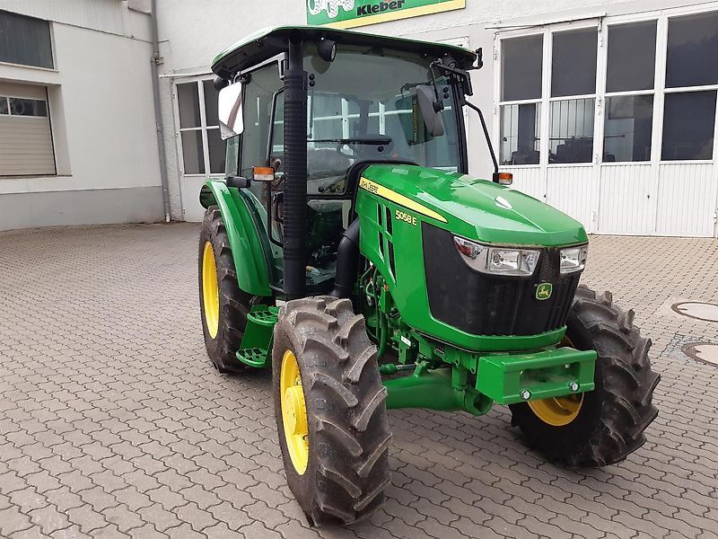 E-FARM: John Deere 5058 E - Traktor - id TMVZKQZ - 34.340 € - Baujahr: 2023 - Abgelesene Motorstunden: 3,Motorleistung (PS): 60,Deutschland