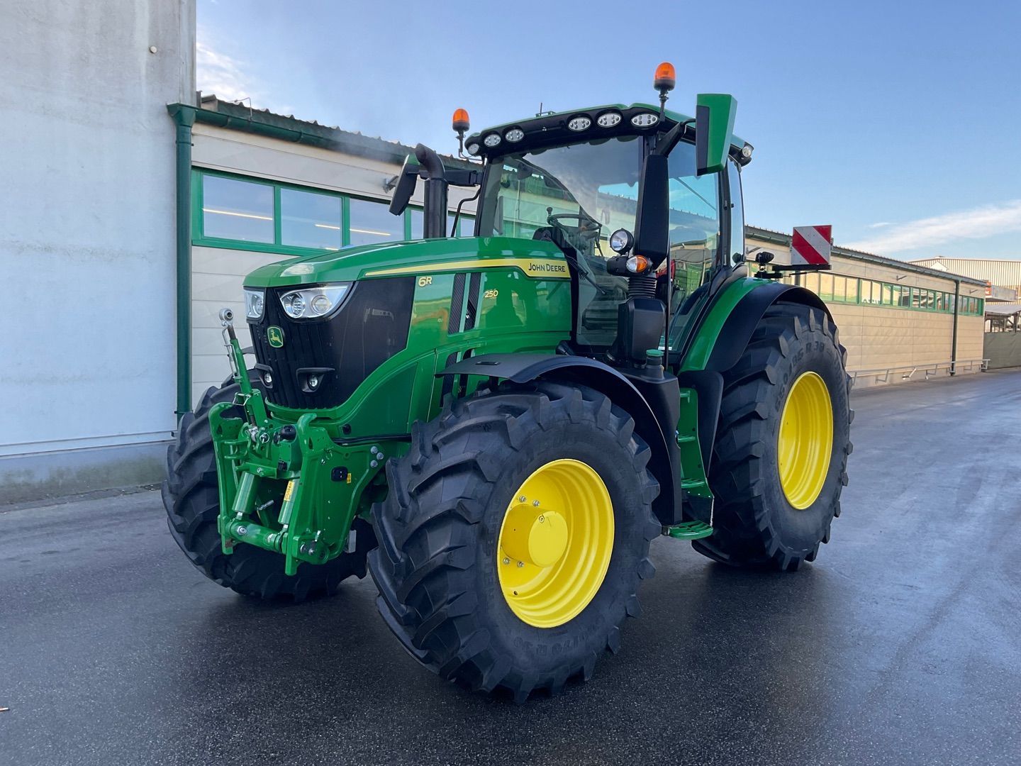 E-FARM: John Deere 6R 250 - Traktor - id 57EWGIY - 179.908 € - Produktionsår: 2023 - Motortimer: 917,Motoreffekt (HP): 250,Østrig