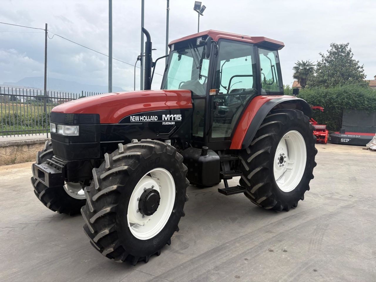 New Holland M 115 Traktor