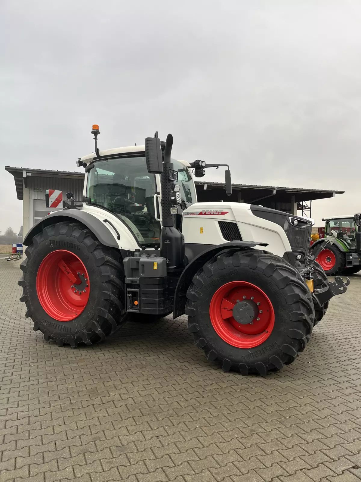 E-FARM: Fendt 720 Vario ProfiPlus - Traktor - id DEBSHFF - 225.000 € - Produktionsår: 2023 - Motortimer: 610,Motoreffekt (HP): 200,Tyskland