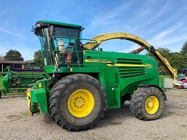 E-FARM: John Deere 7700 - Feldhäcksler (selbstfahrend) - id IABK4T6 - 26.000 € - Baujahr: 2006 - Abgelesene Motorstunden: 4.670,Motorleistung (PS): 571,Deutschland