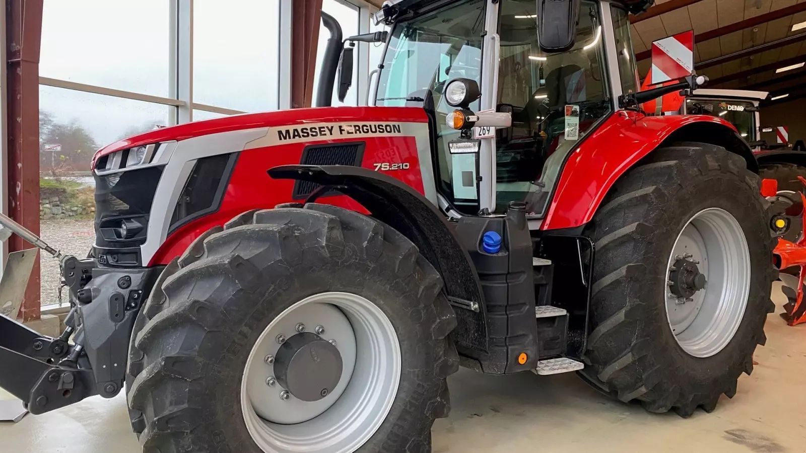 Massey Ferguson 7S.210 Exclusive Tractor €157,351