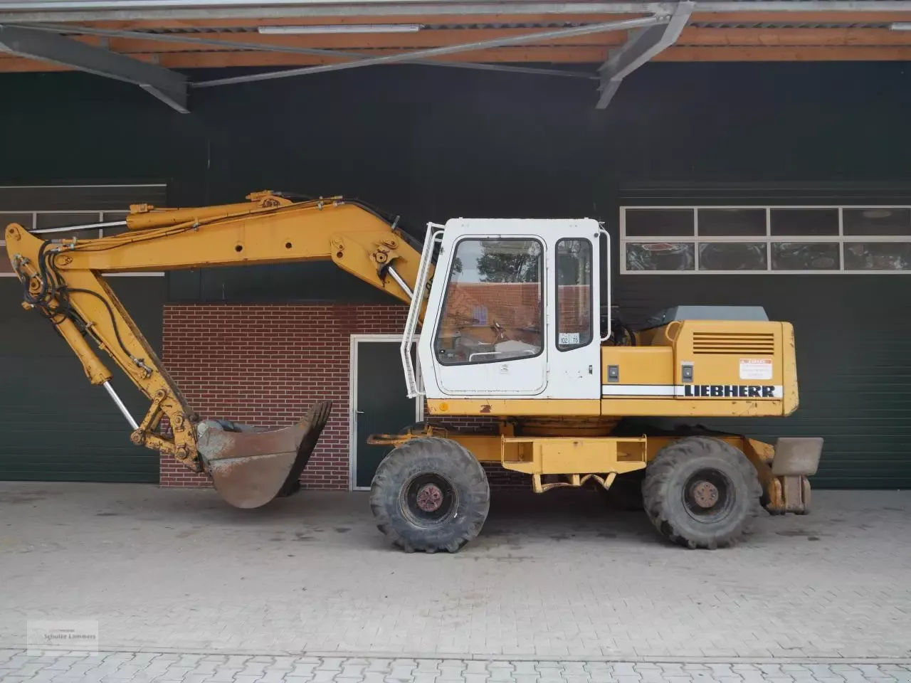 E FARM Liebherr 902 litronic Excavator id TVNBPLR 11 500 Year of construction 1992 Germany