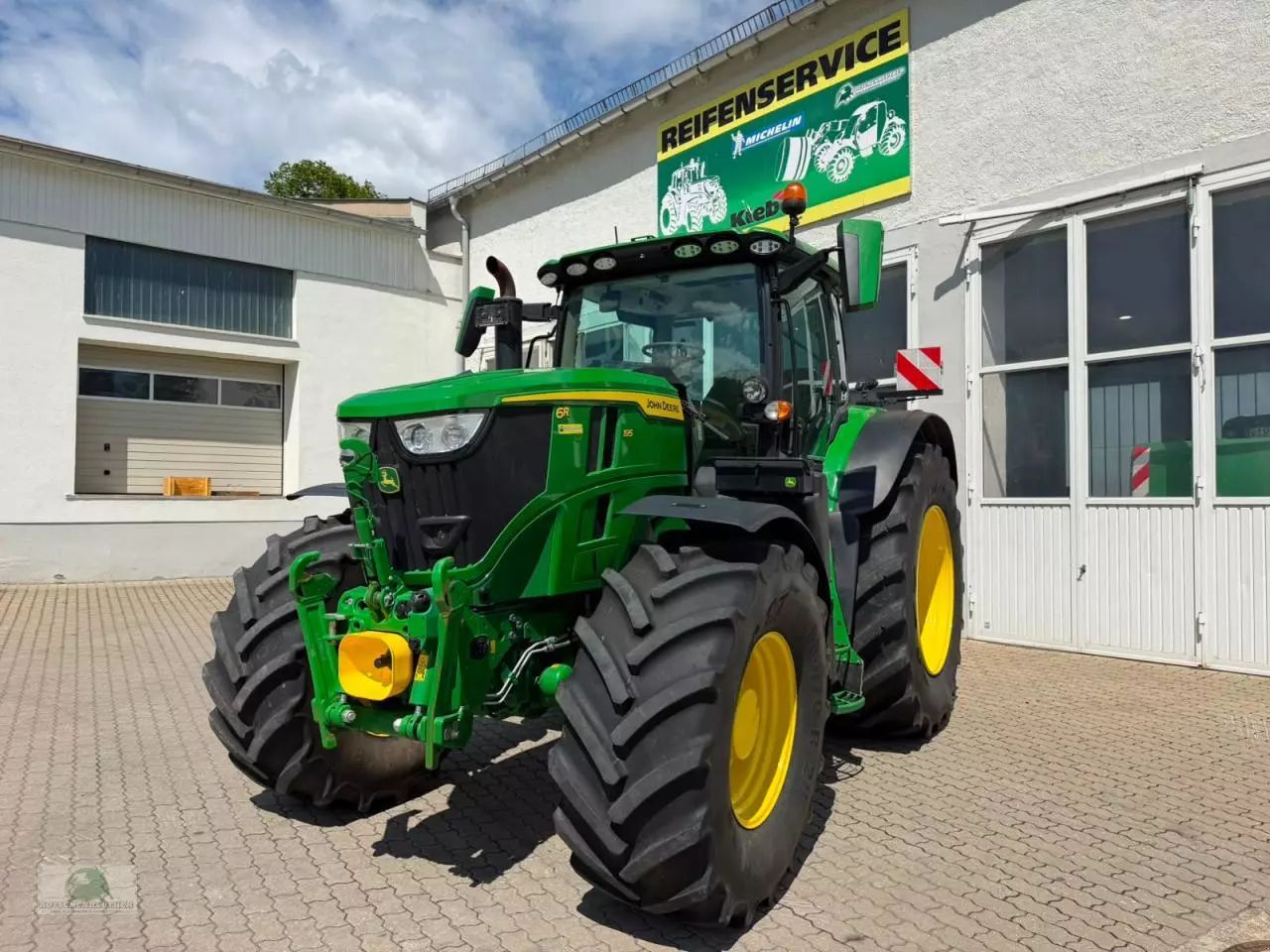 John Deere 6R 195 Tractor €168,500