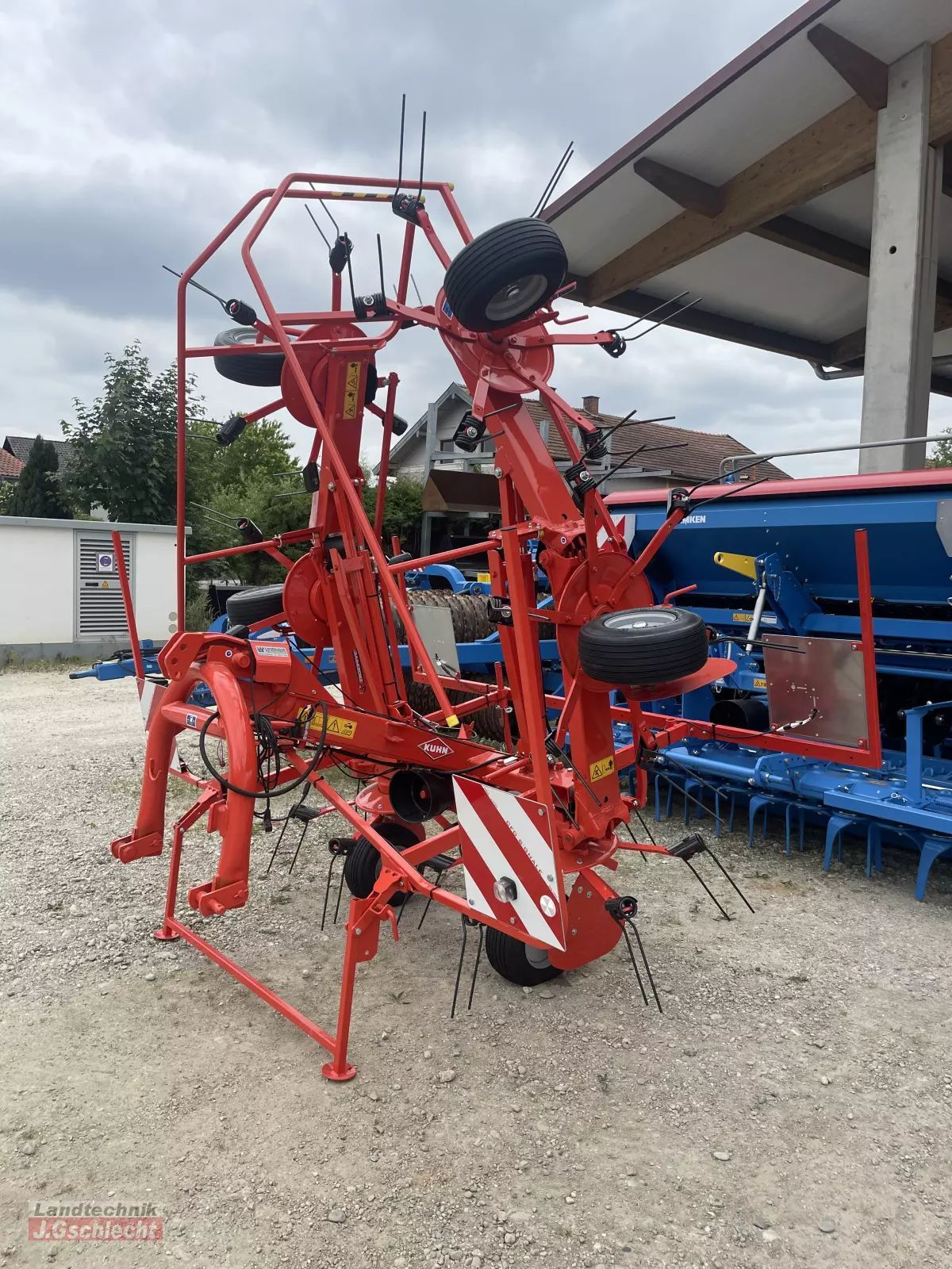 E-FARM: Kuhn GF 6502 - Faneuse - id 7EZNTZG - 11 681 € - Année: 2023 - Allemagne