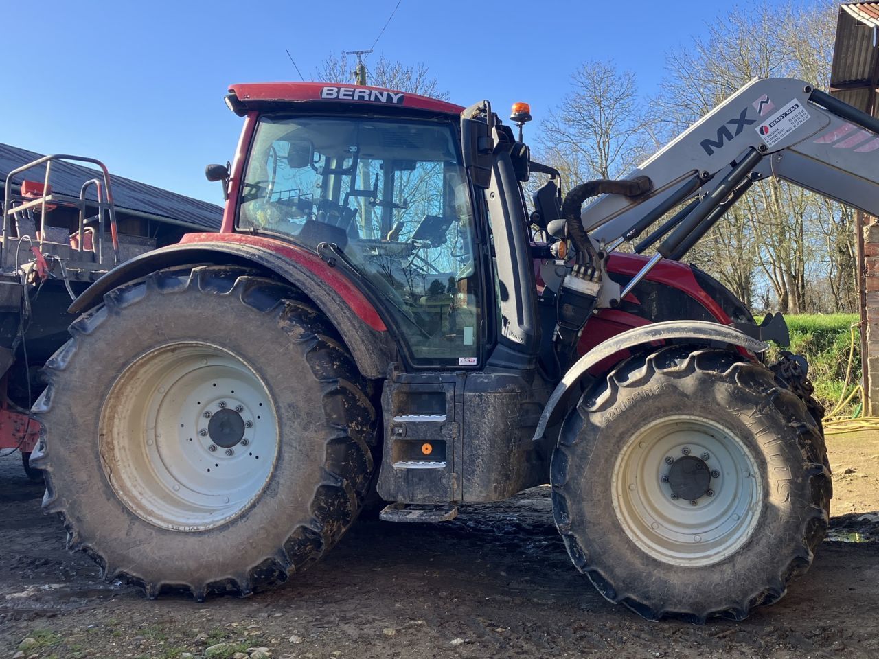 E-FARM: Valtra N135 - Traktor - id SDAZXV6 - 76.000 € - Baujahr: 2022 - Abgelesene Motorstunden: 1.600,Motorleistung (PS): 135,Frankreich