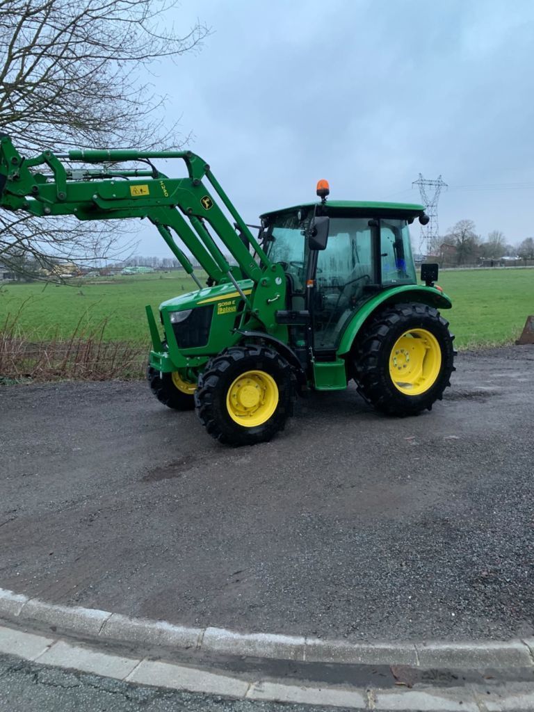 John Deere 5058 E Traktor