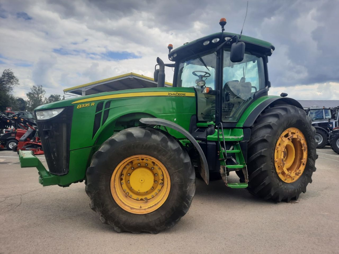 E-FARM: John Deere 8335 R - Traktor - id NKIJAJN - 94.000 € - Baujahr: 2012 - Abgelesene Motorstunden: 8.133,Motorleistung (PS): 300,Frankreich