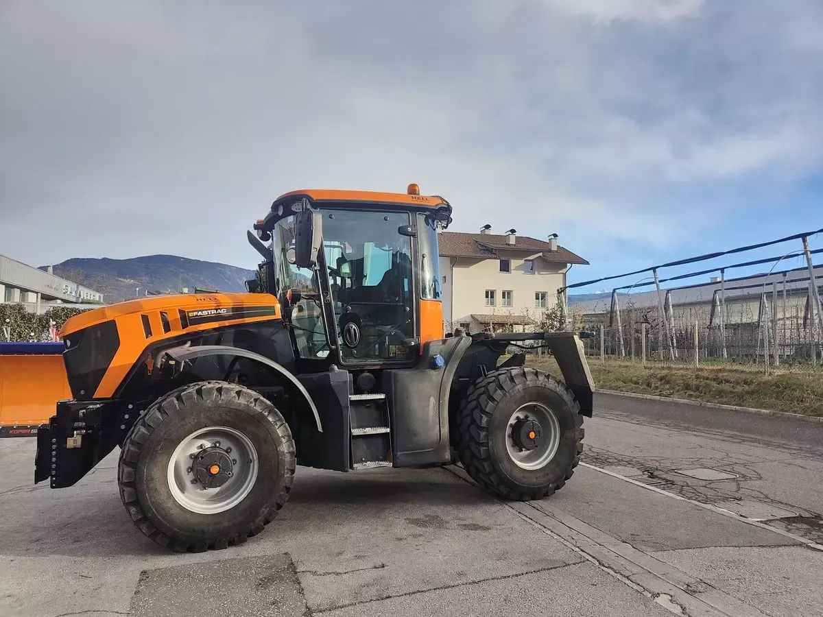 E-FARM: JCB Fastrac 4220 - Traktor - id V8SJYF7 - Baujahr: 2017 - Abgelesene Motorstunden: 1.920,Motorleistung (PS): 235,Italien