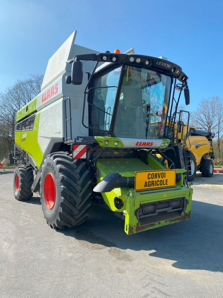 E-FARM: Claas Lexion 7400 - Combine harvester - id Z2HJMQ1 - €240,000 - Year of construction: 2021 - Engine hours: 1,145,France